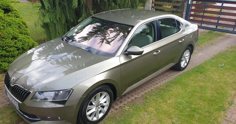 Skoda Superb cena 74900 przebieg: 150871, rok produkcji 2017 z Poznań małe 277